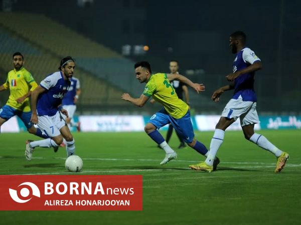 دیدار تیم های فوتبال صنعت نفت - استقلال