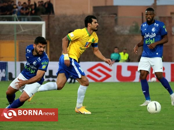 دیدار تیم های فوتبال صنعت نفت و استقلال