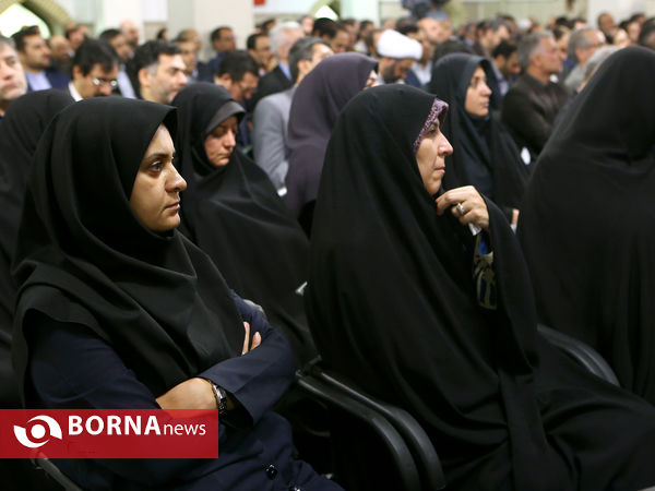 رئیس و جمعی از مدیران و مسئولان سازمان صداوسیمای  با رهبر انقلاب