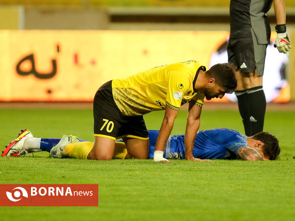 دیدار تیم‌های فوتبال فولاد مبارکه سپاهان و گل‌گهر سیرجان