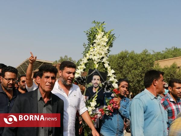 خاکسپاری جانباختگان متروپل در قطعه ورزشکاران بهشت رضای آبادان