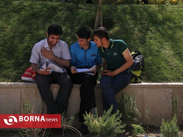 تماشای فوتبال در حاشیه نمایشگاه کتاب
