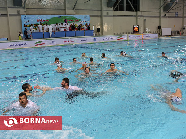 خوشحالی بازیکنان و کادر فنی بعد از کسب عنوان قهرمانی در لیگ
