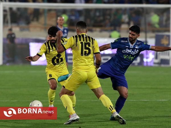 دیدار تیم های فوتبال استقلال- نفت مسجدسلیمان