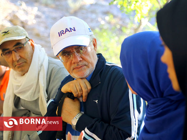 کوهپیمایی دکتر عارف به همراه جمعی از جوانان