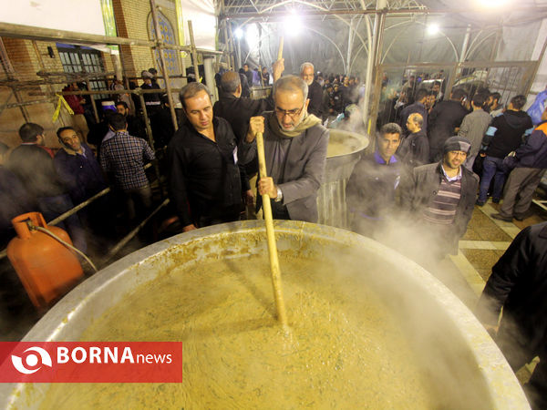 حضورمردم و مسئولان در آیین طبخ و توزیع  80تن آش نذری شیراز