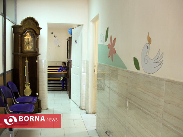 حضور در مدرسه کودکان کار و اهدای کتاب توسط آزاده صمدی