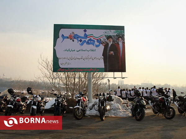 تجمع موتورسواران و اتومبیل های کلاسیک در وزارت ورزش و جوانان برای تجدید میثاق  با امام راحل