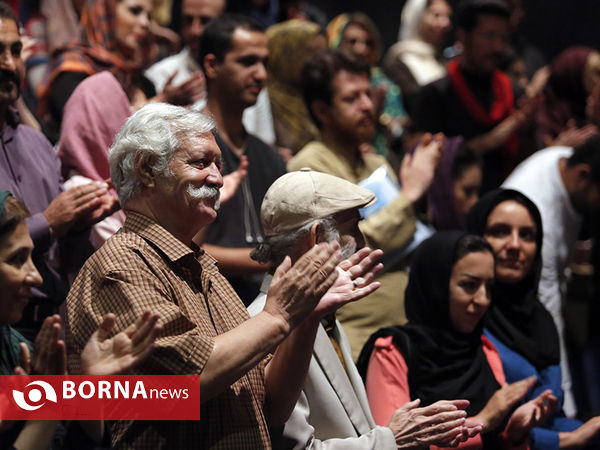 نمایش  خروس می خواند