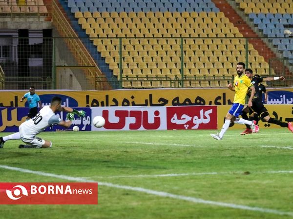 دیدار تیم های فوتبال صنعت نفت - سپاهان