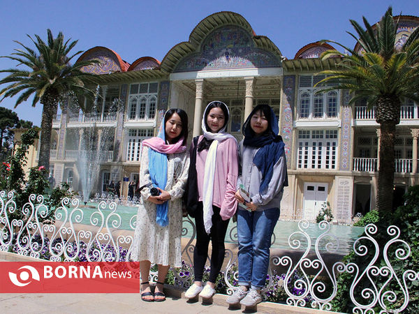 گردشگران خارجی در باغ ارم شیراز
