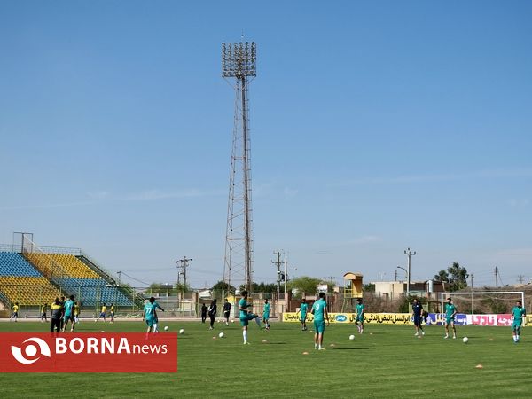 در حاشیه دیدار تیم های فوتبال صنعت نفت - نساجی