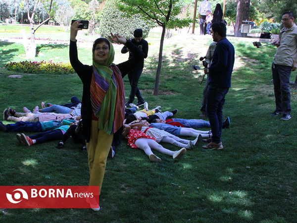 گردشگران خارجی در باغ ارم شیراز