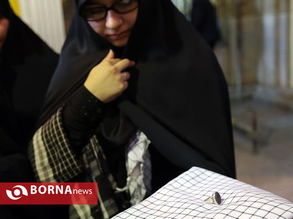 حضور رهبر انقلاب در کنار پیکر شهید محسن حججی