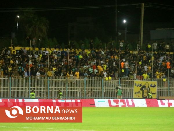 دیدار تیم های فوتبال نفت مسجدسلیمان - پرسپولیس