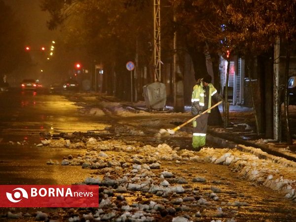 پاکسازی معابر برفی شهر ارومیه توسط عوامل شهرداری