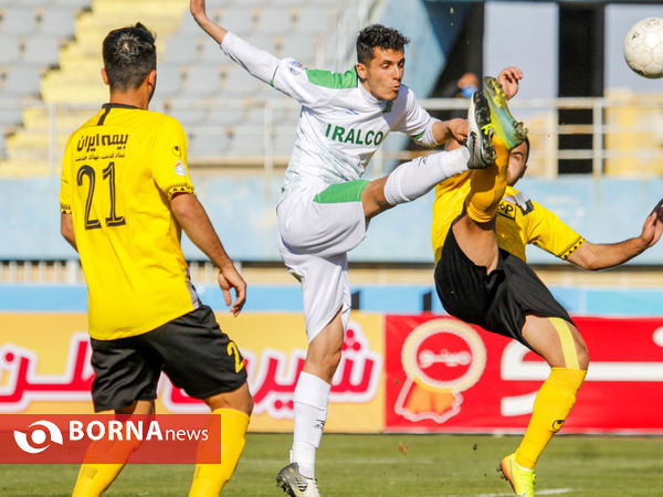 دیدار تیم های فوتبال آلومینیوم اراک -سپاهان اصفهان