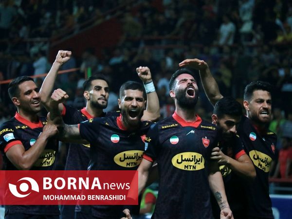 دیدار تیم های فوتبال فولاد - پرسپولیس 