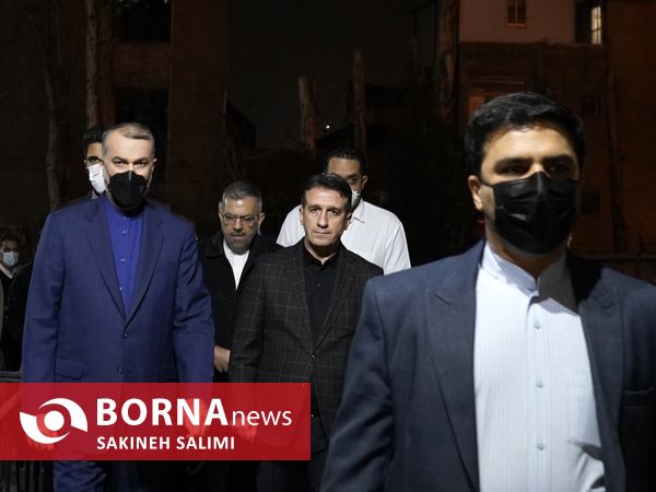 عيادت وزير امور خارجه از مجروحان حمله مسلحانه به سفارت آذربايجان