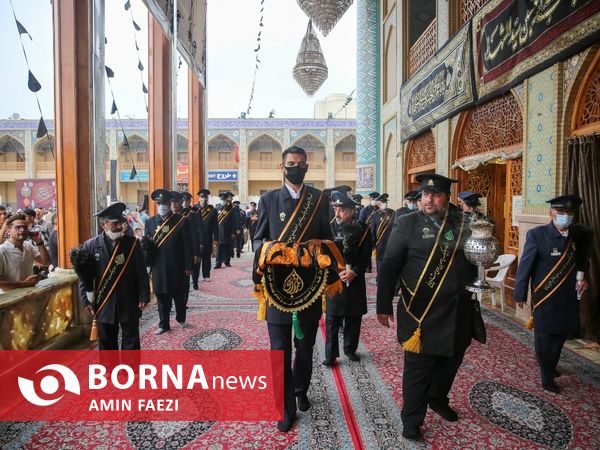 برافراشتن پرچم عزای حسینی در حرم شاهچراغ(ع)